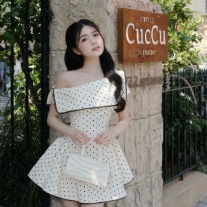 Váy Chấm Bi Trễ Vai – Thanh Lịch & Ngọt Ngào